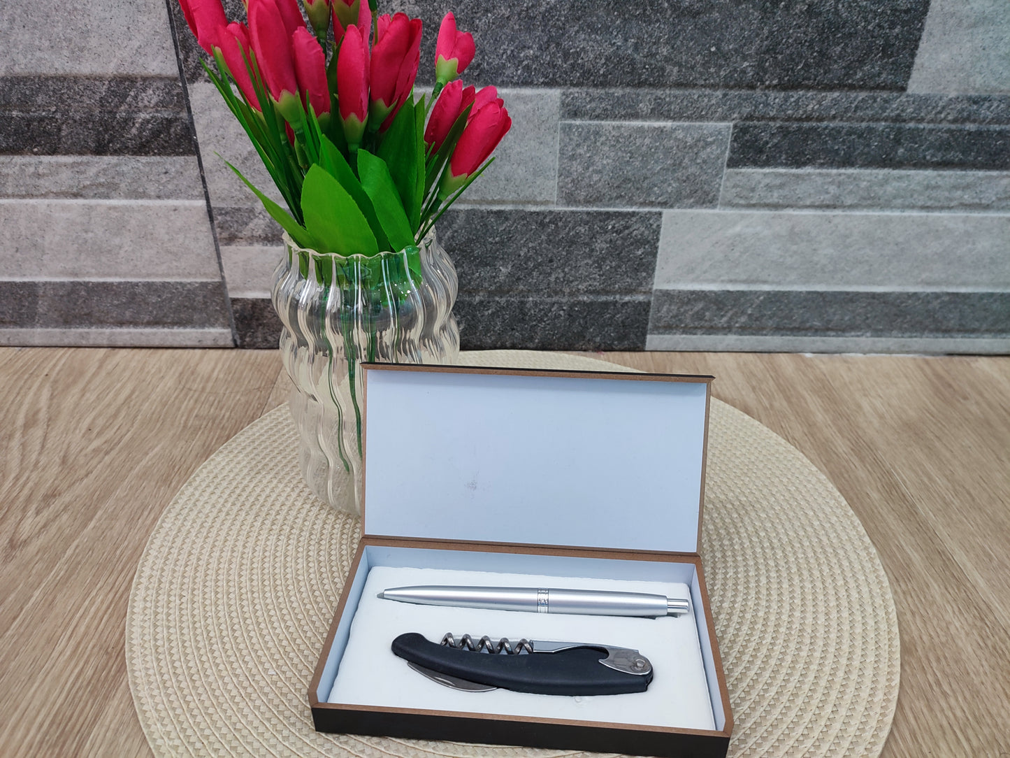 Estuche con navaja y bolígrafo