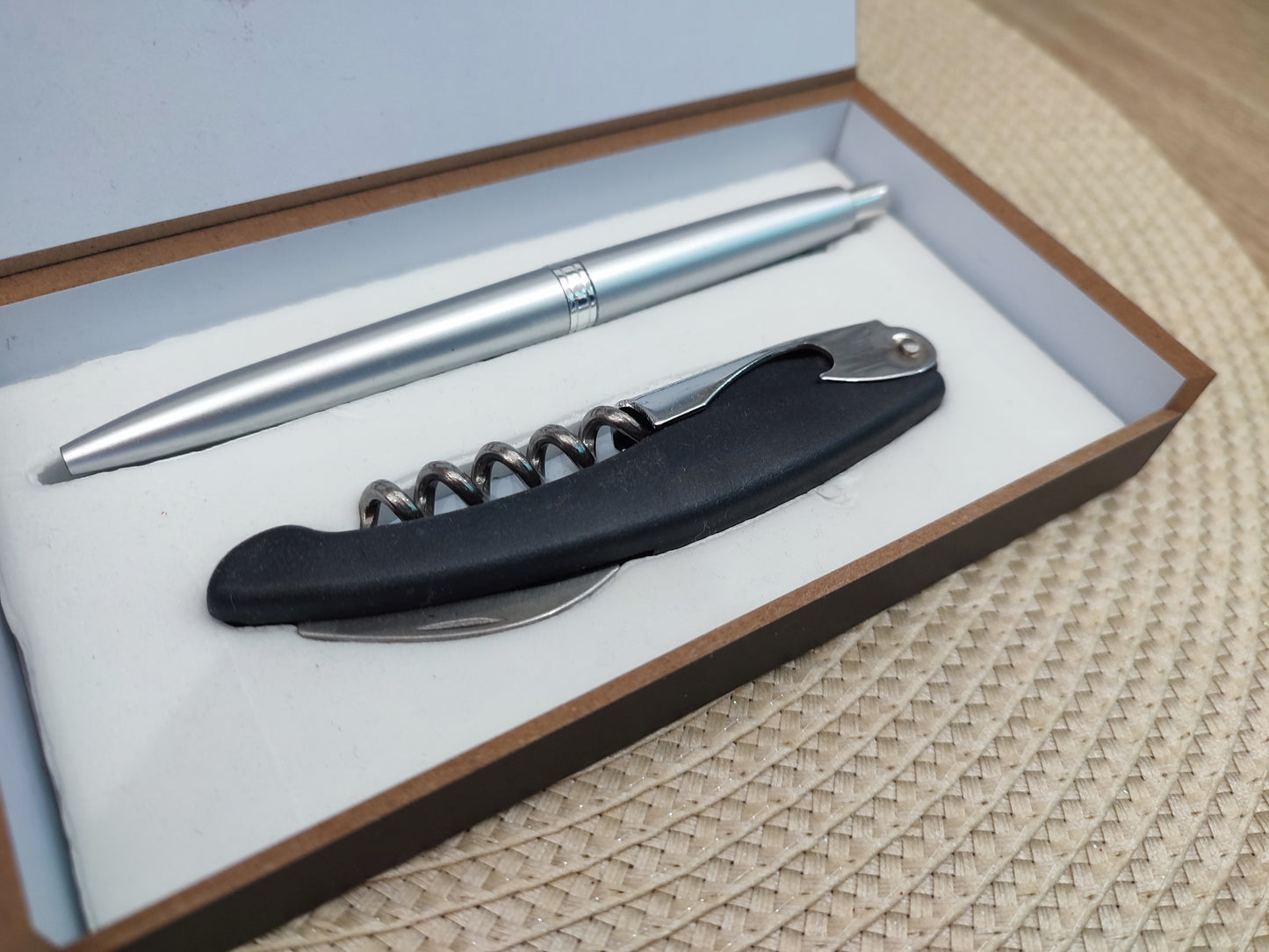 Estuche con navaja y bolígrafo
