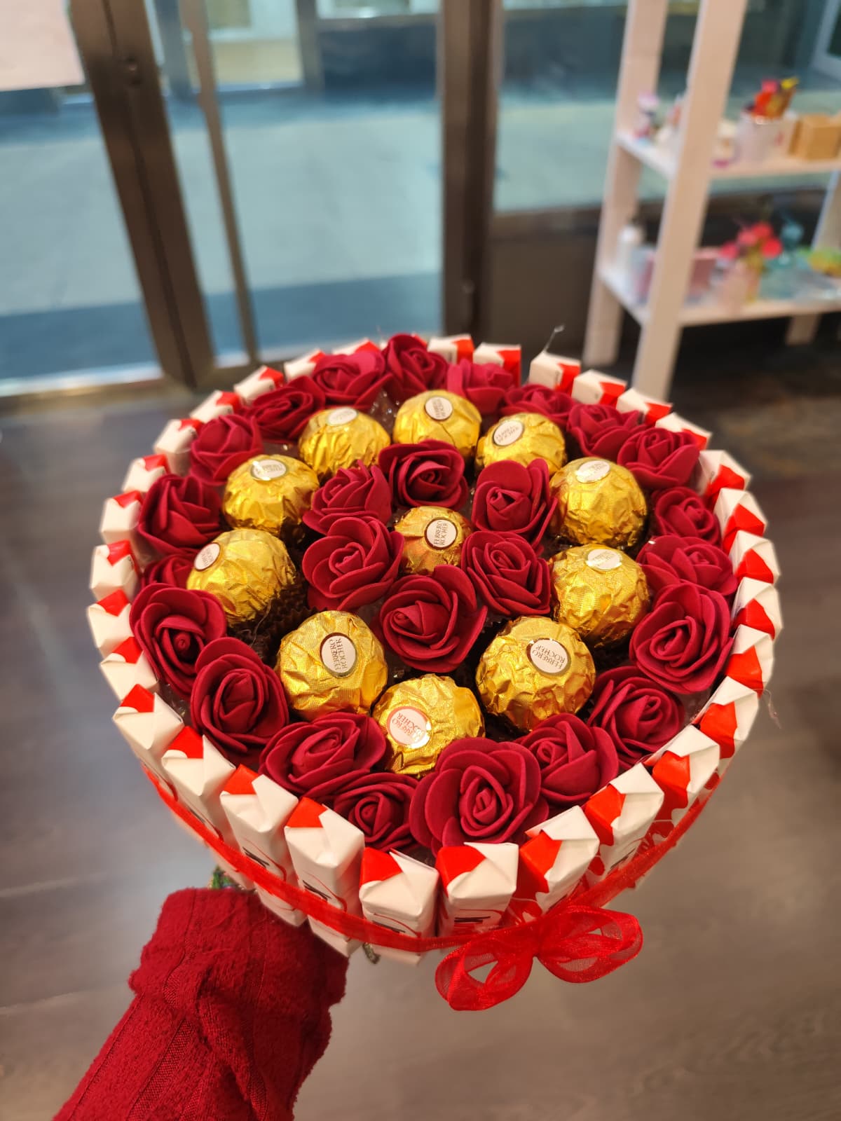 Tarta Ferrero Rocher y rosas