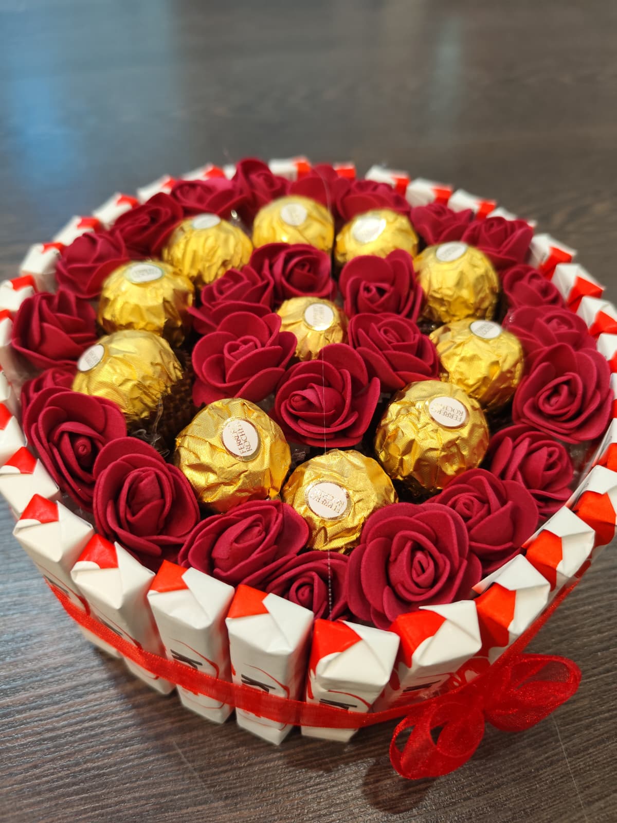 Tarta Ferrero Rocher y rosas