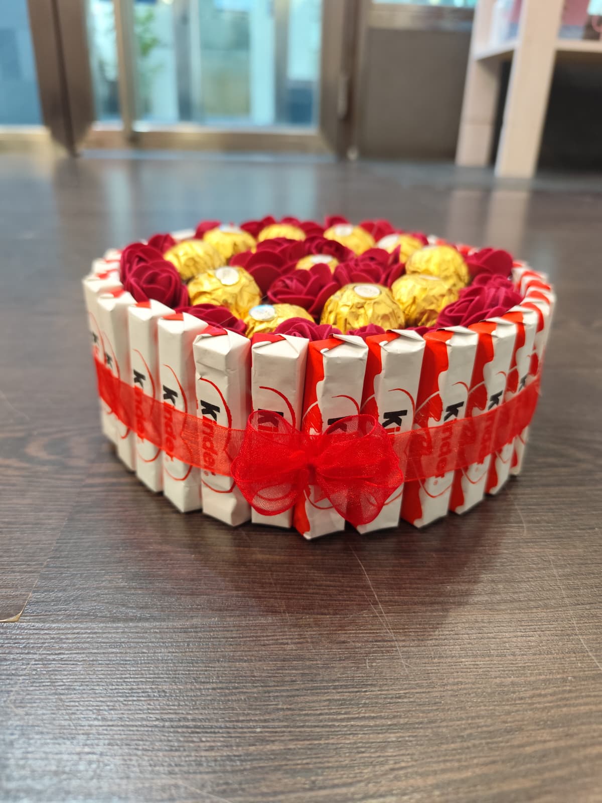 Tarta Ferrero Rocher y rosas