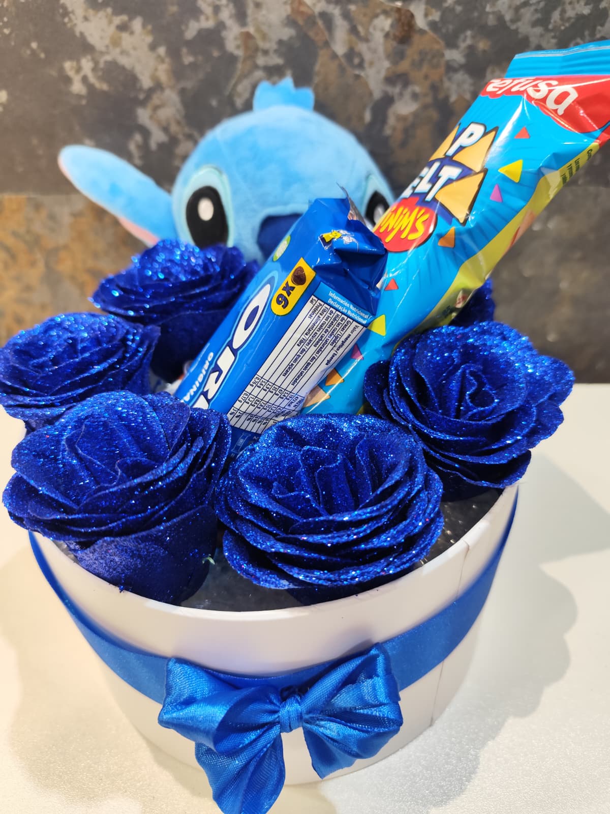 Caja de rosas con peluche
