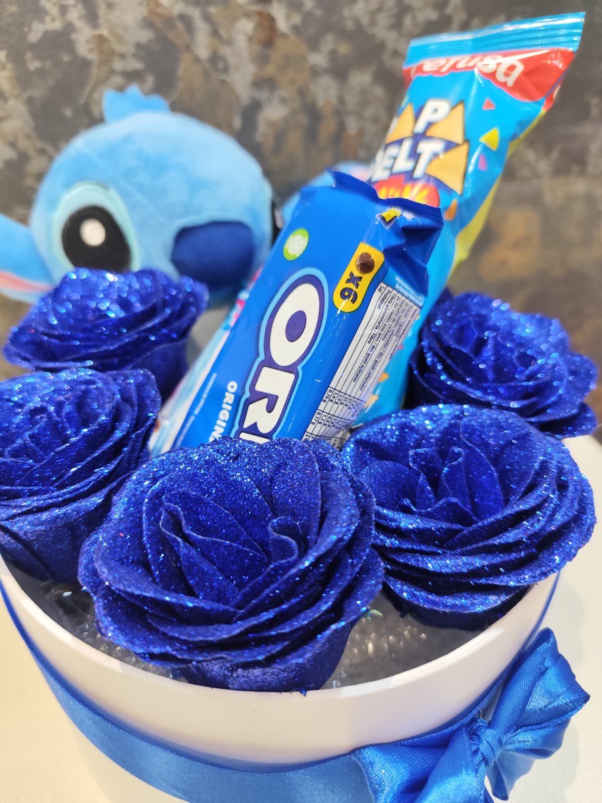 Caja de rosas con peluche