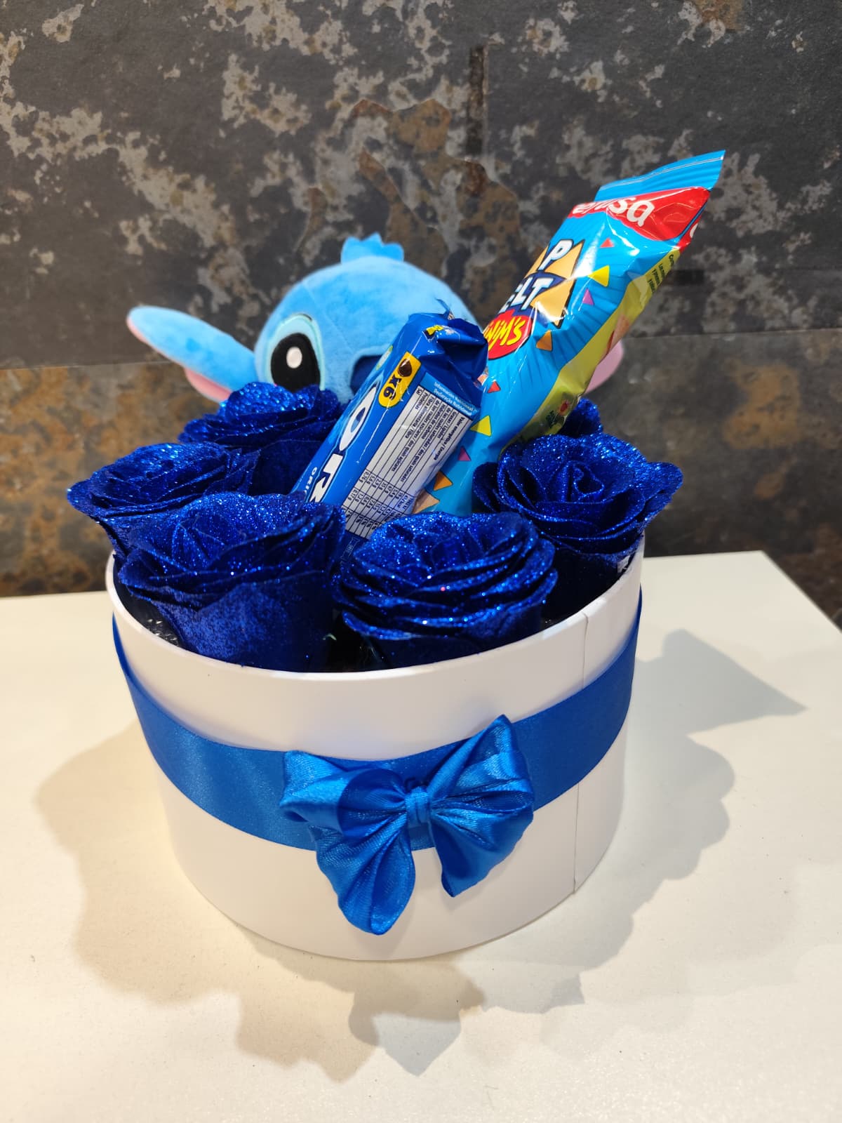 Caja de rosas con peluche