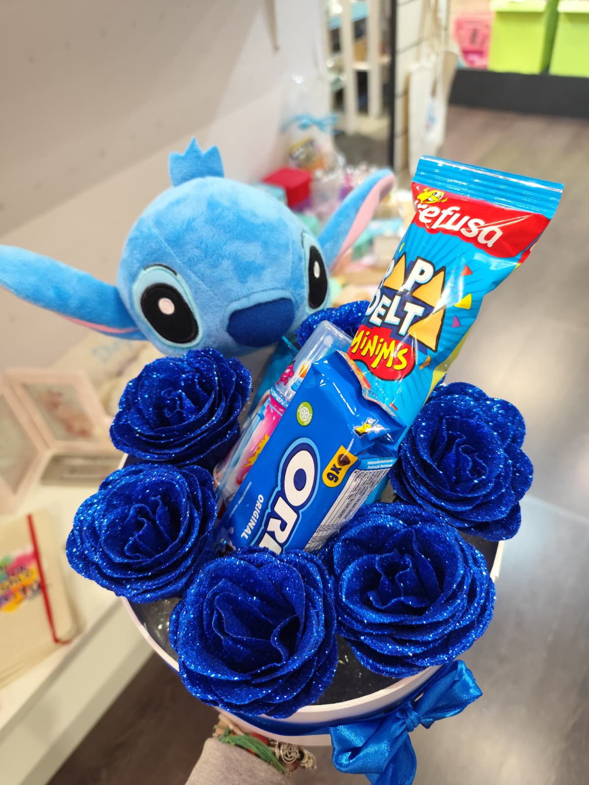 Caja de rosas con peluche